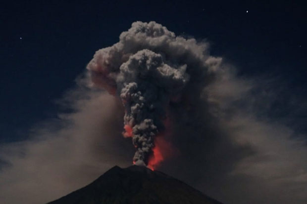 Gunung Agung Terus Aktif, Keluarkan Asap Tebal dan Sinar Api