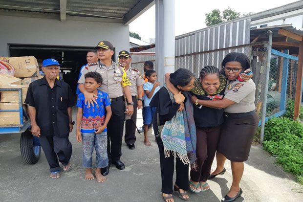 Isak Tangis Warnai Kedatangan Jenazah Brigpol Sinton Kabarek di Jayapura