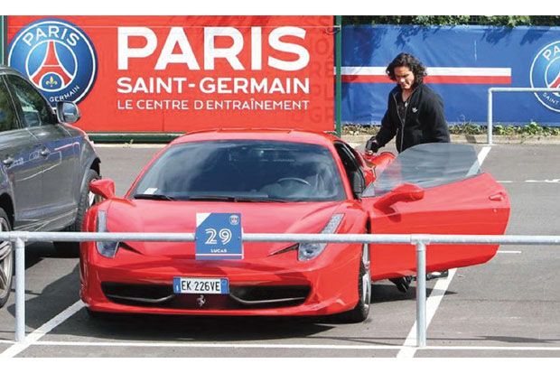 Pemain Bintang asal Uruguay Edinson Cavani Pilih Ferrari