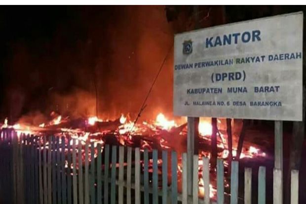 Gedung DPRD Muna Barat Sulawesi Tenggara Terbakar