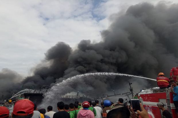 Puluhan Kapal di Pelabuhan Benoa Dilahap Si Jago Merah
