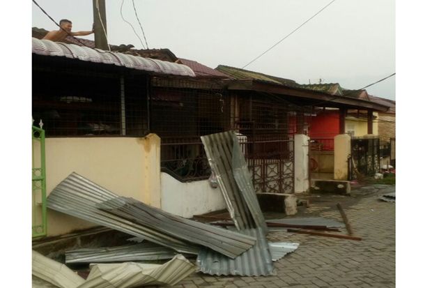 Kota Medan Diterjang Puting Beliung, Puluhan Rumah Rusak