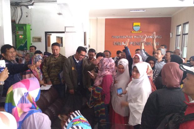 Protes PPDB, Puluhan Orang Duduki Disdik Kota Bandung