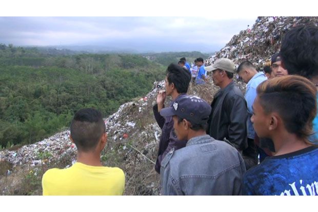 Gunungan Sampah di TPA Longsor, Seorang Pemulung Hilang Tertimbun