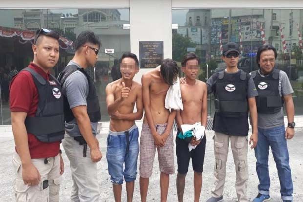 Ditangkap Polisi karena Berbuat Onar, Pemuda Ini Malah Acungkan Jempol