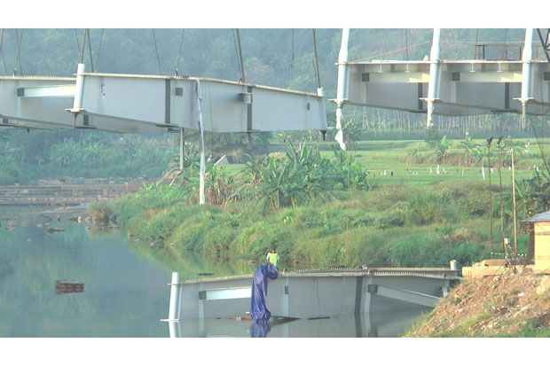 Tiang Penyangga Lantai Jembatan Tol Kali Kuto Runtuh