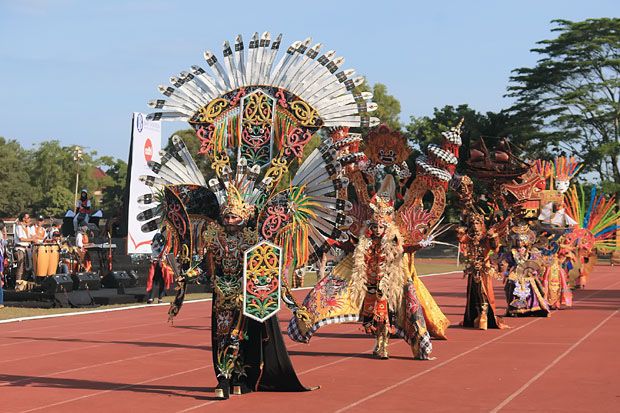 Jaring Wisatawan melalui Karnaval Batik