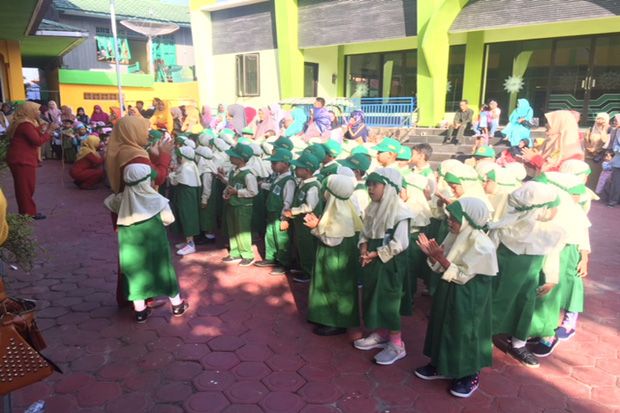 Hari Pertama Masuk Sekolah, Disdik Kobar Beri Pengarahan ke TK Mujahiddin
