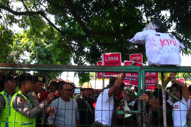 Puluhan Orang Demo Tolak Hasil Pilkada Kabupaten Cirebon