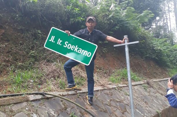 Warga Lembang Turunkan Pelang Nama Jalan Ir Soekarno