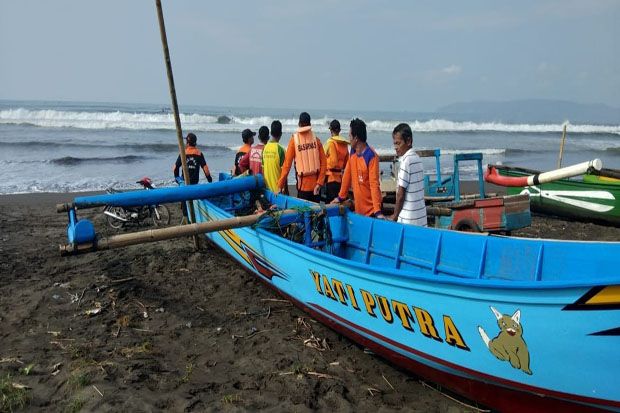 Kapal Diterjang Ombak, Nelayan Hilang di Pantai Kemiren Cilacap