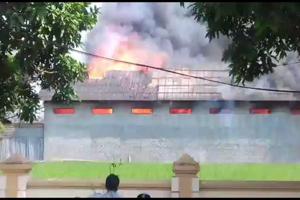 Gudang Pabrik Berisi Rotan Siap Ekspor di Cirebon Ludes Terbakar