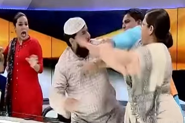 Ulama Tampar Perempuan India saat Debat Talak 3 di TV