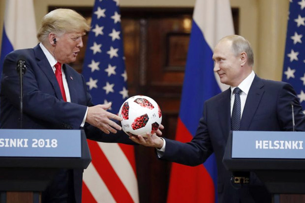 Intelijen AS Periksa Bola yang Diberikan Putin kepada Trump