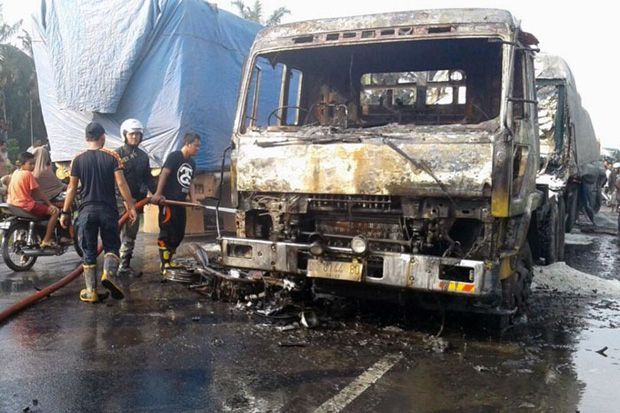 Kecelakaan, Truk dan Sepeda Motor Ludes Terbakar di Jalan Raya