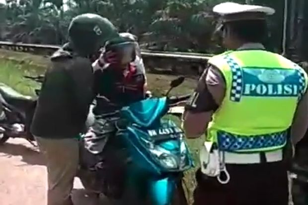 Viral, Video Polisi Hentikan Pengendara Motor Bonceng Jenazah