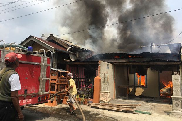 Kebakaran di Jalan Bangau Lubuk Linggau Kagetkan Warga