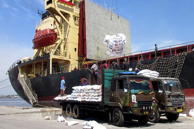 12.000 Ton Beras Impor Asal Vietnam Tiba di Pelabuhan Belawan