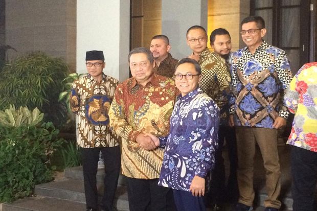 Kenakan Batik Biru, Zulkifli Hasan Sambangi Kediaman SBY