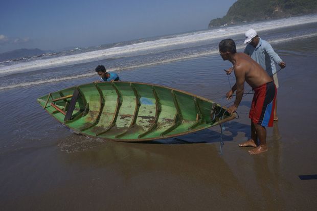 Gelombang Besar, Nelayan Tulungagung Berhenti Melaut