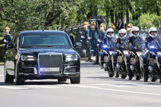 Presiden Rusia Vladimir Putin Pamer Mobil ke Donald Trump
