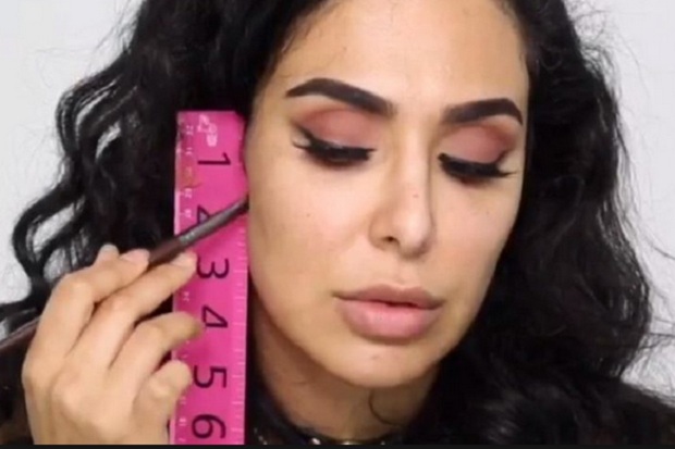 Unik! Beauty Vlogger Ini Lakukan Contouring Pakai Penggaris