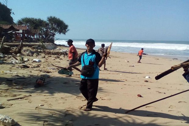 Usai Diterjang Gelombang Tinggi, Warga Pesisir Bersihkan Pantai