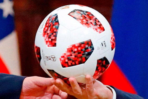 Bola yang Diberikan Putin kepada Trump Dipasangi Chip Pemancar