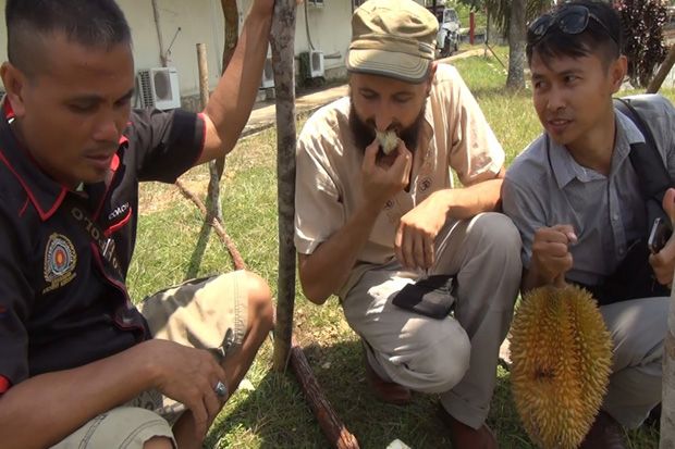 Demi Nikmati Durian, Bule asal Prancis Ini Terbang ke Kalbar
