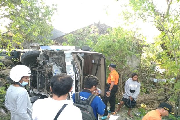 Bus Wisatawan China Terguling di Kuta, 20 Orang Luka