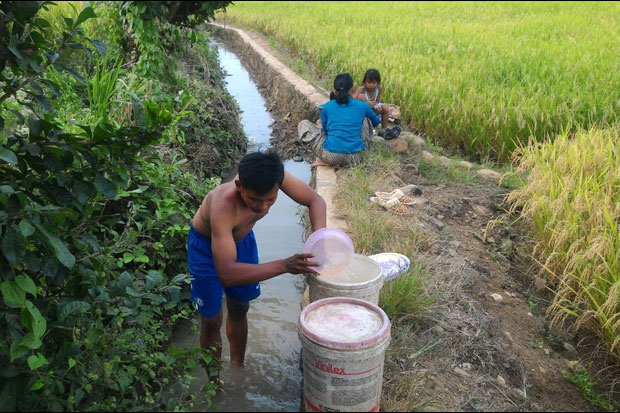 Warga Kampung Ini Terpaksa Gunakan Air Selokan untuk MCK