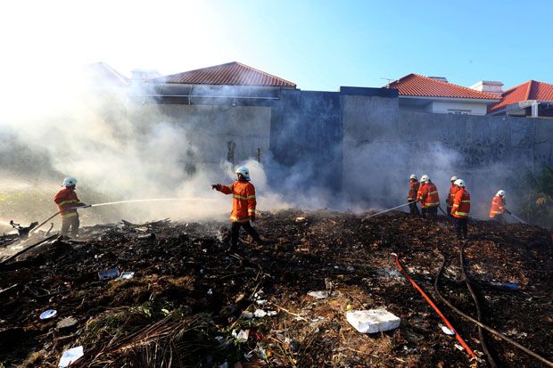 Lahan Kosong di Perumahan Elit Surabaya Terbakar