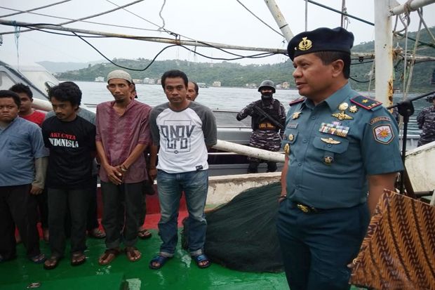 TNI AL Amankan Kapal Penangkap Ikan Hiu di Anambas