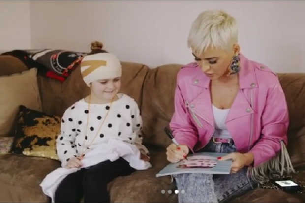 Katy Perry Kunjungi Fans Berusia 8 Tahun yang Alami Tumor Otak