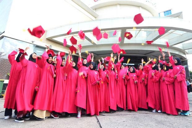 50 Perempuan Muda Berprestasi Terima Beasiswa Kuliah