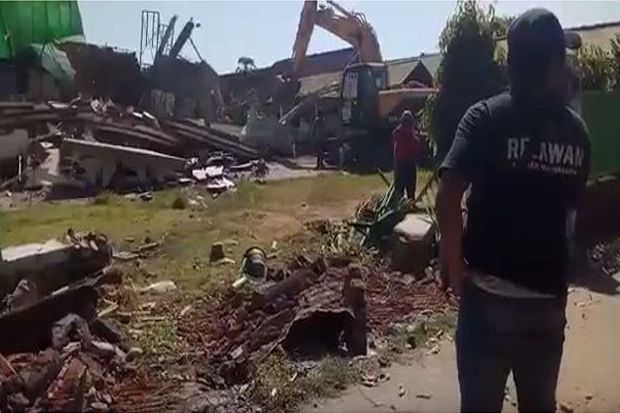 Tim SAR Evakuasi Korban Tertimpa Bangunan Masjid di Lombok Utara