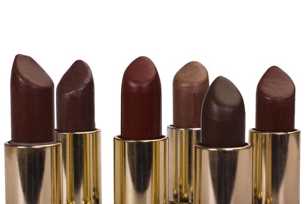Suka Memakai Lipstik Warna Cokelat? Ini Tips Padu Padannya!