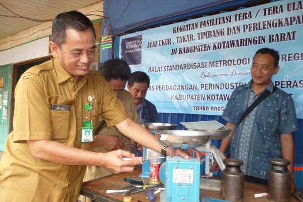 Petugas Disperindagkop UKM Kobar Tera Ulang Timbangan Pedagang Pasar Karang Mulya