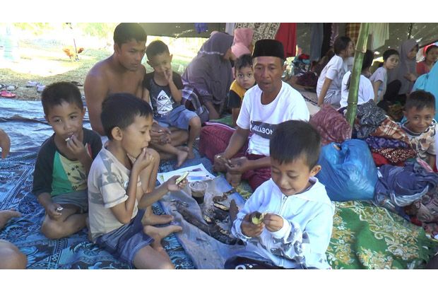 3 Hari Terisolir Korban Gempa Lombok Terpaksa Makan Singkong