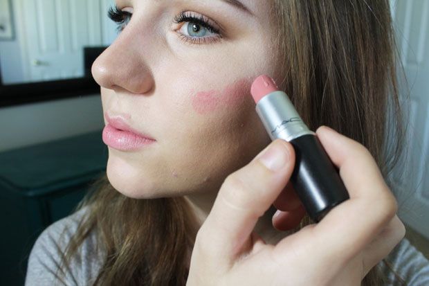 Begini Cara Mengaplikasikan Lipstik Menjadi Blush On