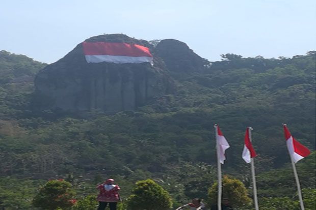 Bendera Merah Putih Raksasa Dikibarkan di Gunung Api Purba Nglanggeran