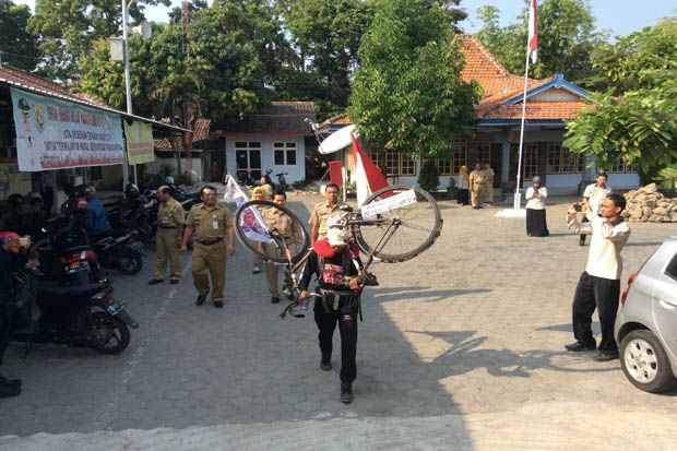 HUT Kemerdekaan RI, Warga Kendal Jalan Kaki Panggul Sepeda ke Jakarta