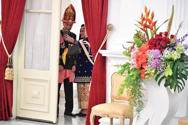 Tak Hanya Jokowi, Menteri Kabinet Kerja Juga Kenakan Baju Adat