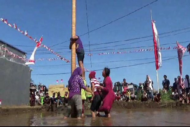 Keseruan Lomba Panjat Pinang Ibu-Ibu di Probolinggo
