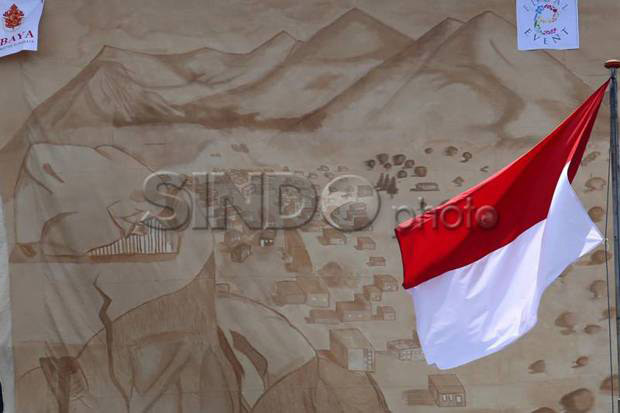 Masjid Agung Surabaya Kibarkan Bendera Raksasa di Menara Masjid