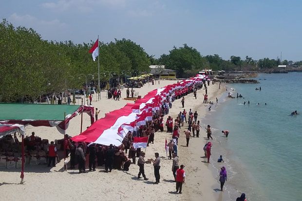 HUT Ke-73 Kemerdekaan RI, Polres Gresik Bentangkan Bendera Merah Putih Sepanjang 173 Meter
