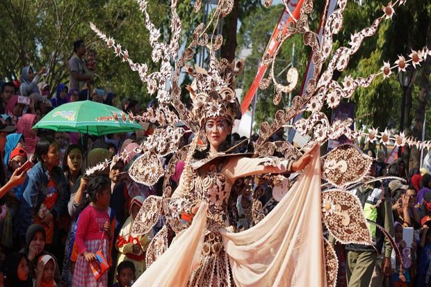 Karnaval Batik Meriahkan Pesta Rakyat HUT Jateng di Pemalang