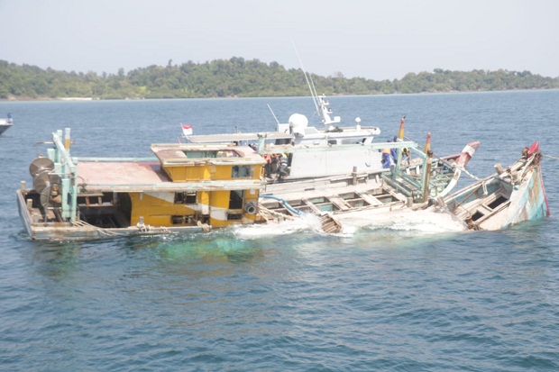 Polda Kepri dan KKP Tenggelamkan 9 Kapal Ikan Asing