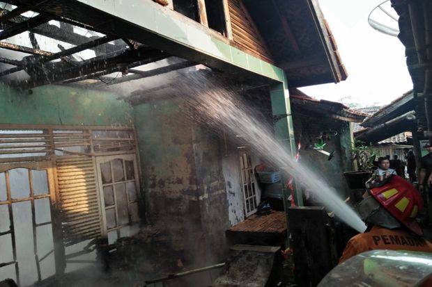 Akibat Korsleting Listrik,  Rumah Yanto Ludes Terbakar