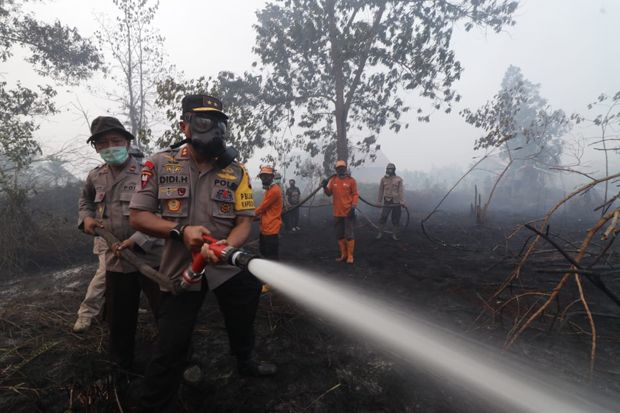 Kapolda Kalbar Terjun Langsung Padamkan Kebakaran Hutan dan Lahan